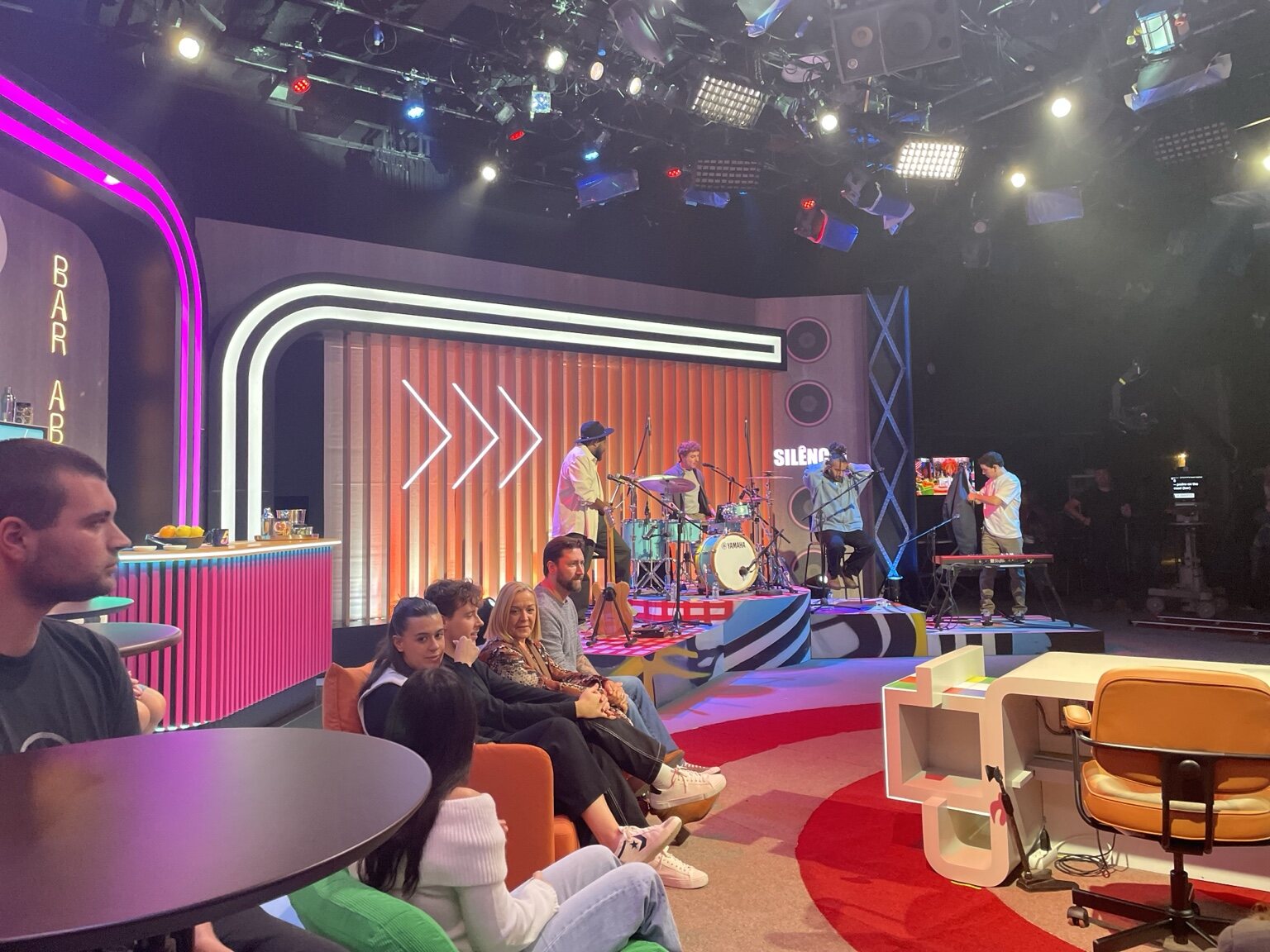 Plano geral do plateau com banda e audiência no programa 5 Para a Meia-Noite